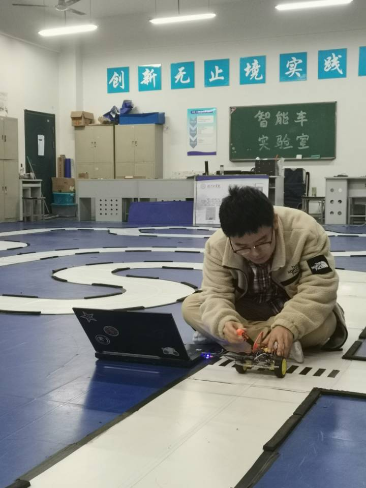第十一届智能汽车校内赛顺利完成