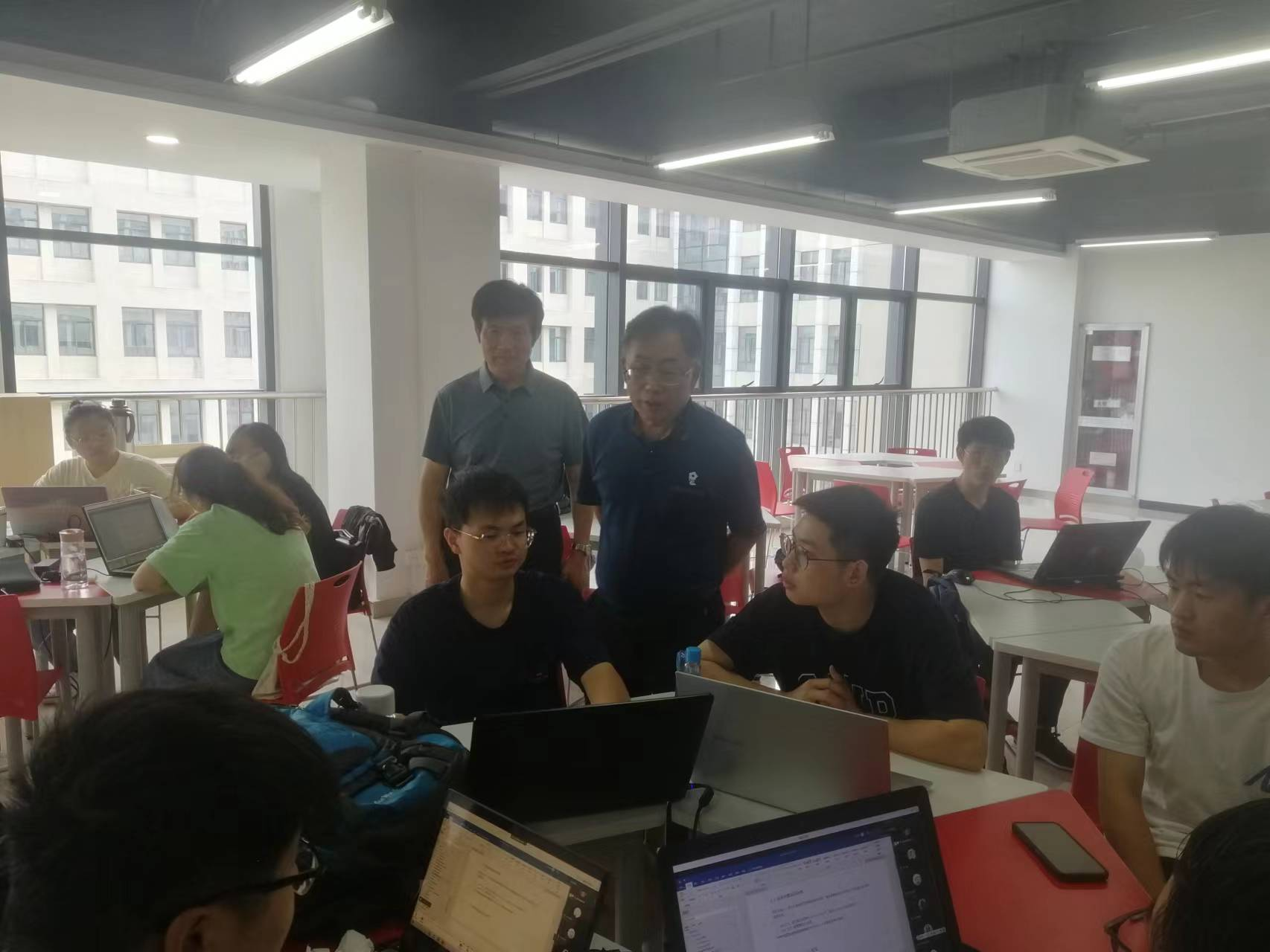 太阳集团tyc4633领导深入多家实习基地看望19级实习学生