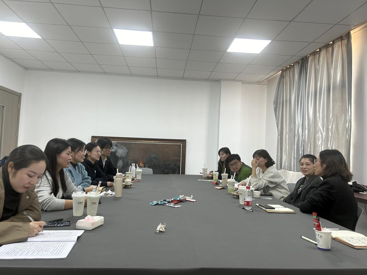 艺术设计学院召开2024-2025-1学期 期中教学检查教师座谈会